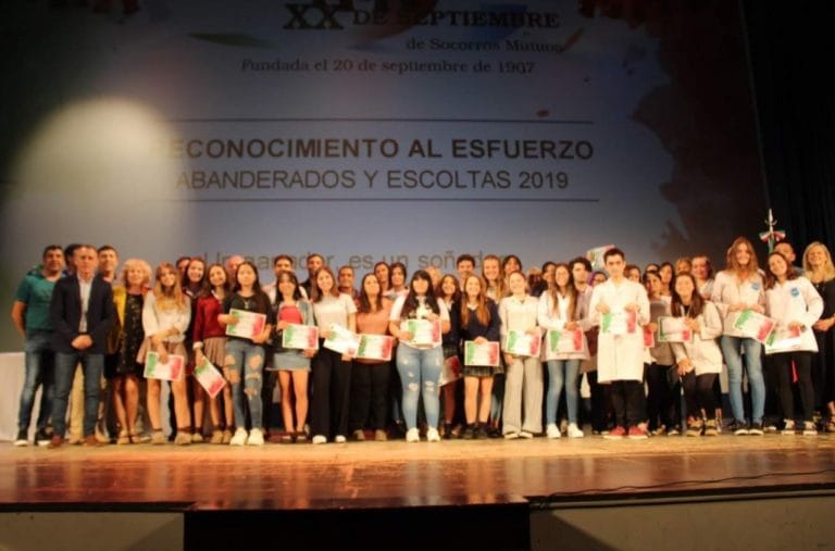 La Asociación Italiana reconoció a los abanderados de las Escuelas y les otorgó entradas gratis al cine por un año