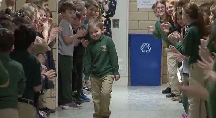 Realmente emocionante: Tiene 6 años, venció la leucemia y fue recibido como un héroe en su Escuela