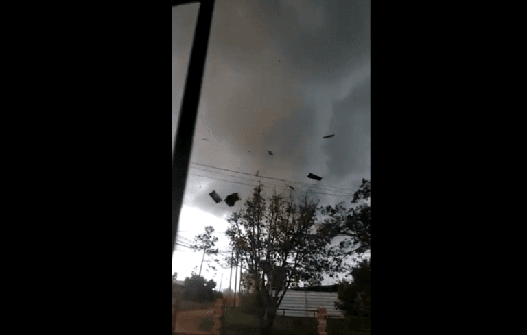 Un tornado categoría dos causó destrozos en la capital de Misiones [VIDEO]