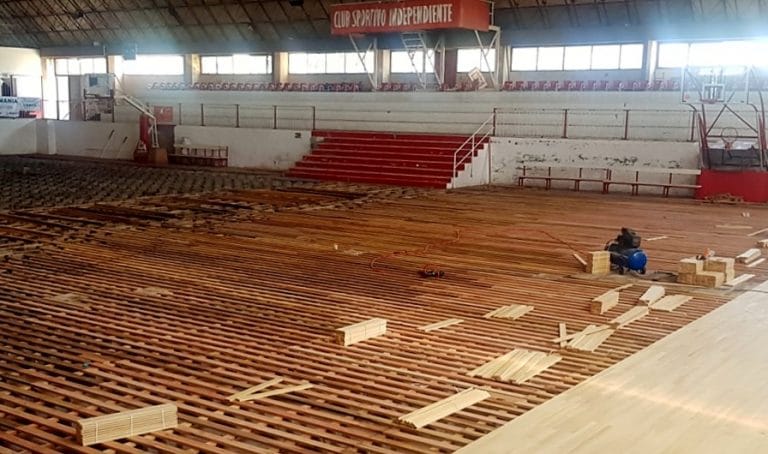 Empezó el armado de la cancha en el “Gigante” de la Avenida