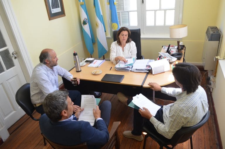 Fumigaciones periurbanas y acopio de envases de glifosato fueron los temas de la reunión entre la intendenta Alonso y dirigentes de Sociedad Rural