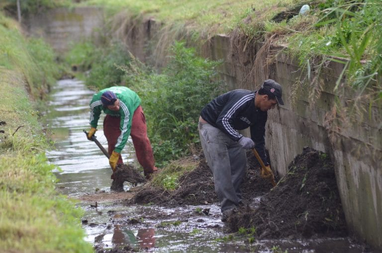 Comenzaron los trabajos de readecuación y mantenimiento de los canales pluviales de General Pico