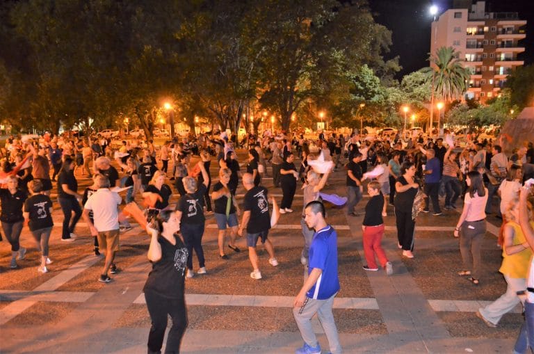 “Folkloreando”, el suceso piquense en Plaza San Martín, se repite este miércoles
