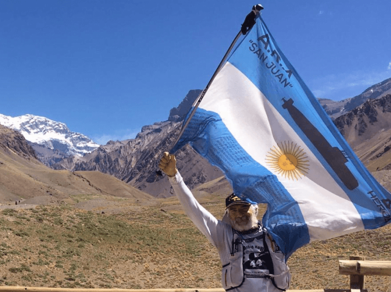 Un ex comandante del ARA San Juan hizo cumbre en el Aconcagua y homenajeó a los tripulantes