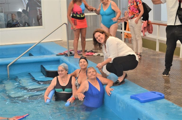 Fernanda Alonso visitó la Colonia de Verano para Personas Mayores