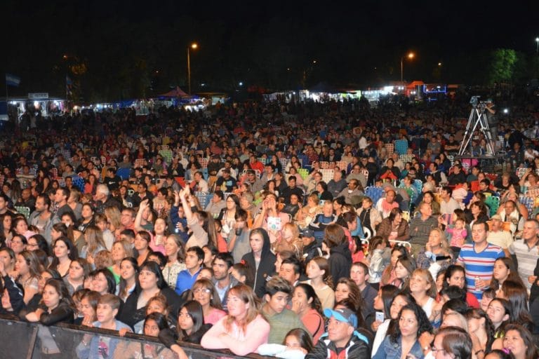 Una multitud disfrutó de Los Palmeras en la Fiesta de La Barda