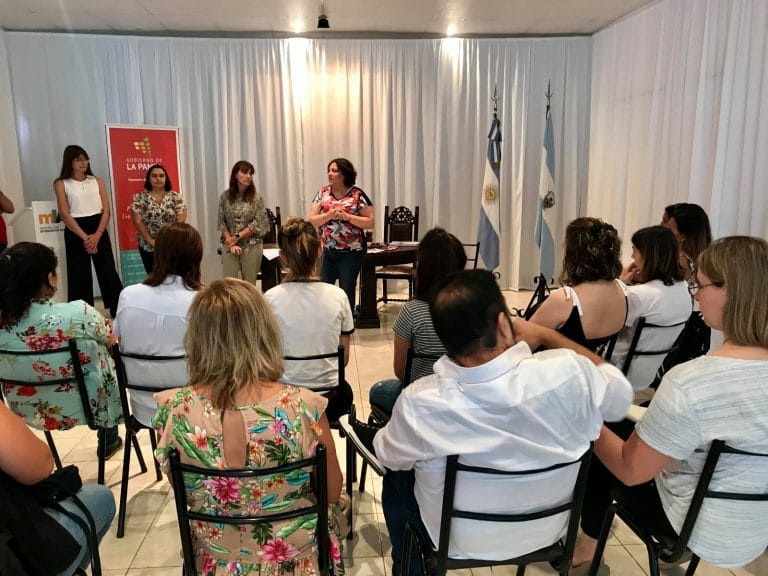 Funcionarias de la Secretaría de la Mujer visitaron Intendente Alvear y Bernardo Larroudé