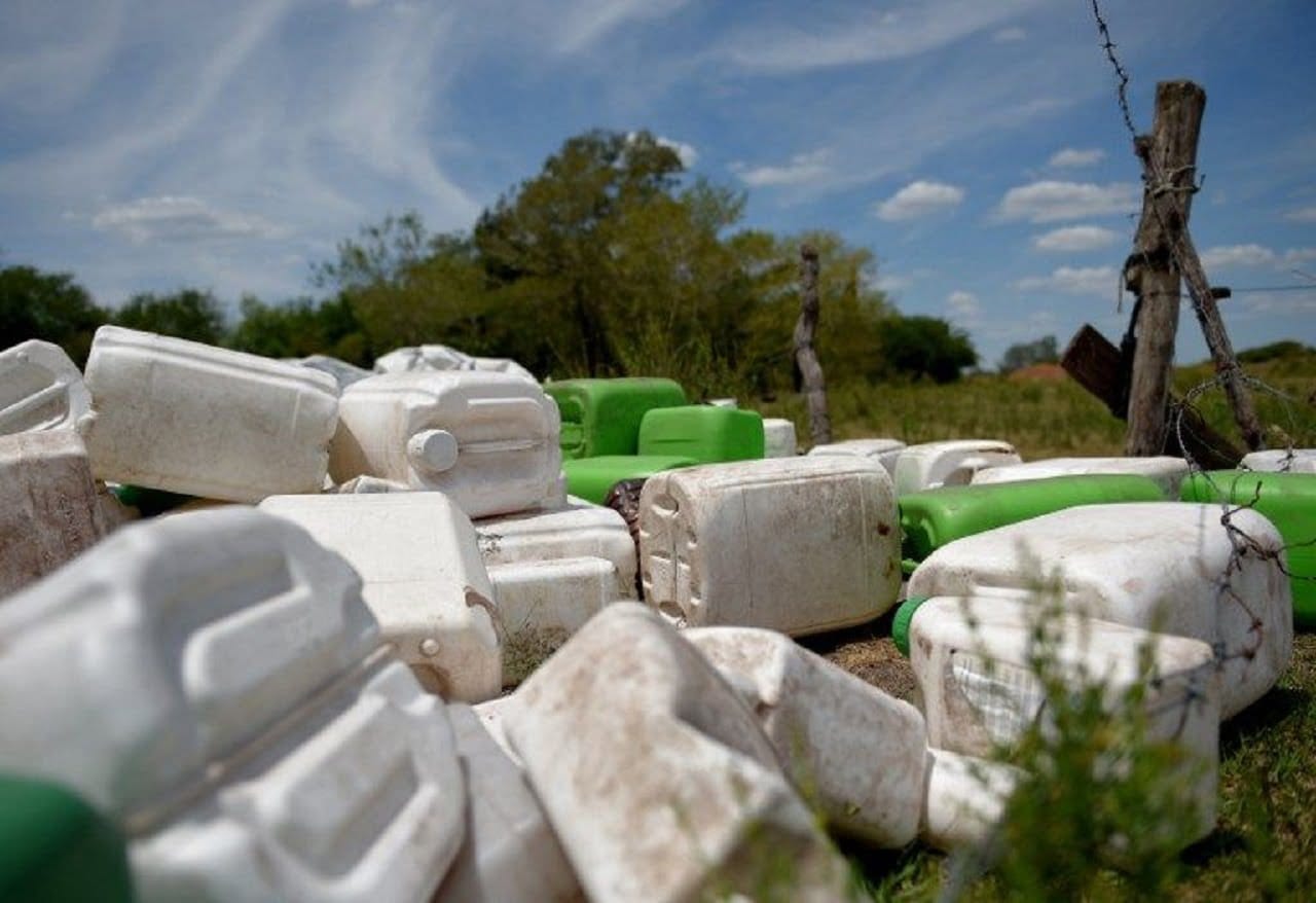 Encontraron 113 bidones de herbicidas e insecticidas en una zona de quintas de Eduardo Castex
