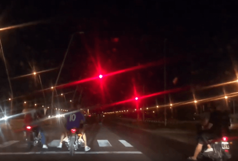 ¡Así no, muchachos!: Grupo de jóvenes pasan semáforo en rojo en la Avenida Brunengo