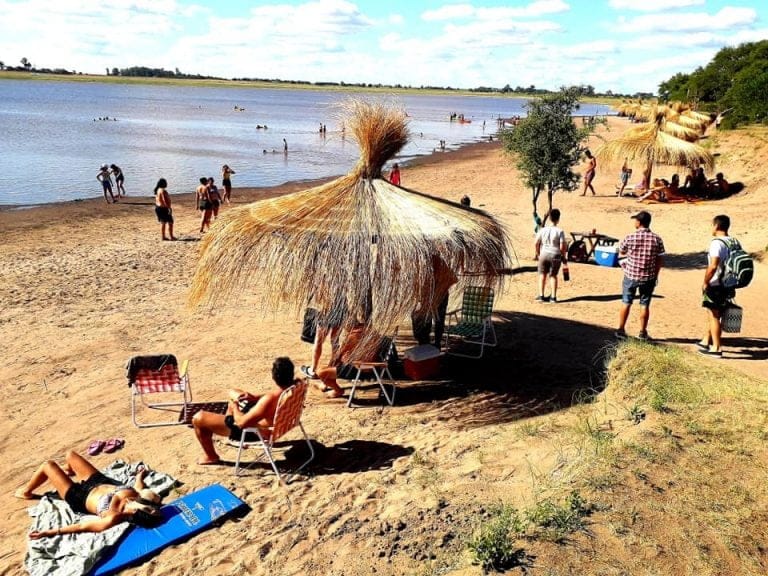 La Pampa inauguró el verano en una laguna que combina playa, caldenal y avistaje de aves