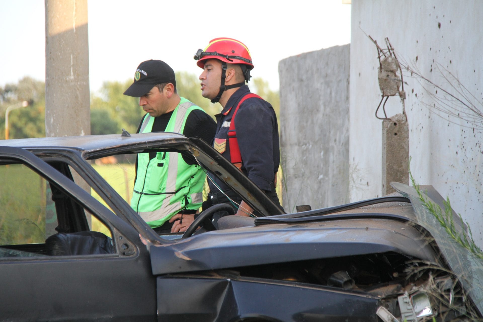 Un auto chocó contra el paredón del Cementerio municipal