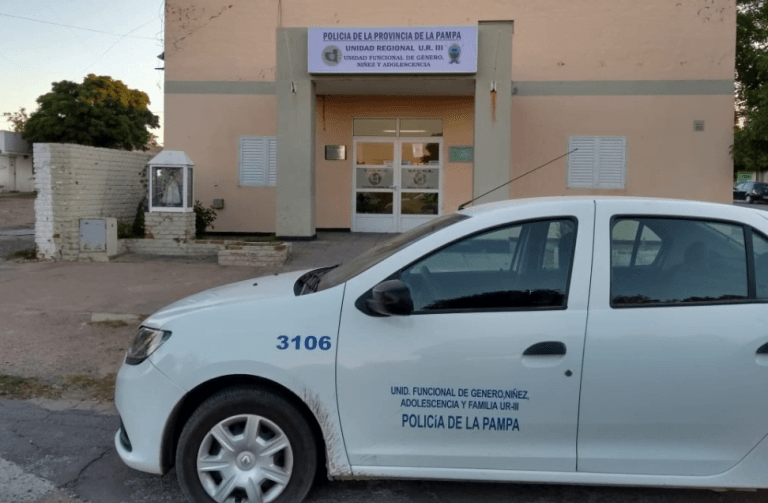 La Policía de General Acha detuvo a un hombre por golpear a su pareja embarazada y tirarla del auto
