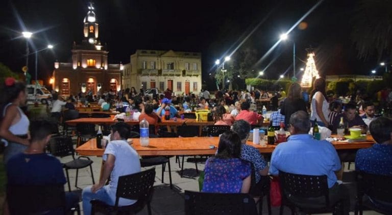 Los pobladores de dos localidades del sur cordobés recibieron el Año Nuevo festejando en sus plazas