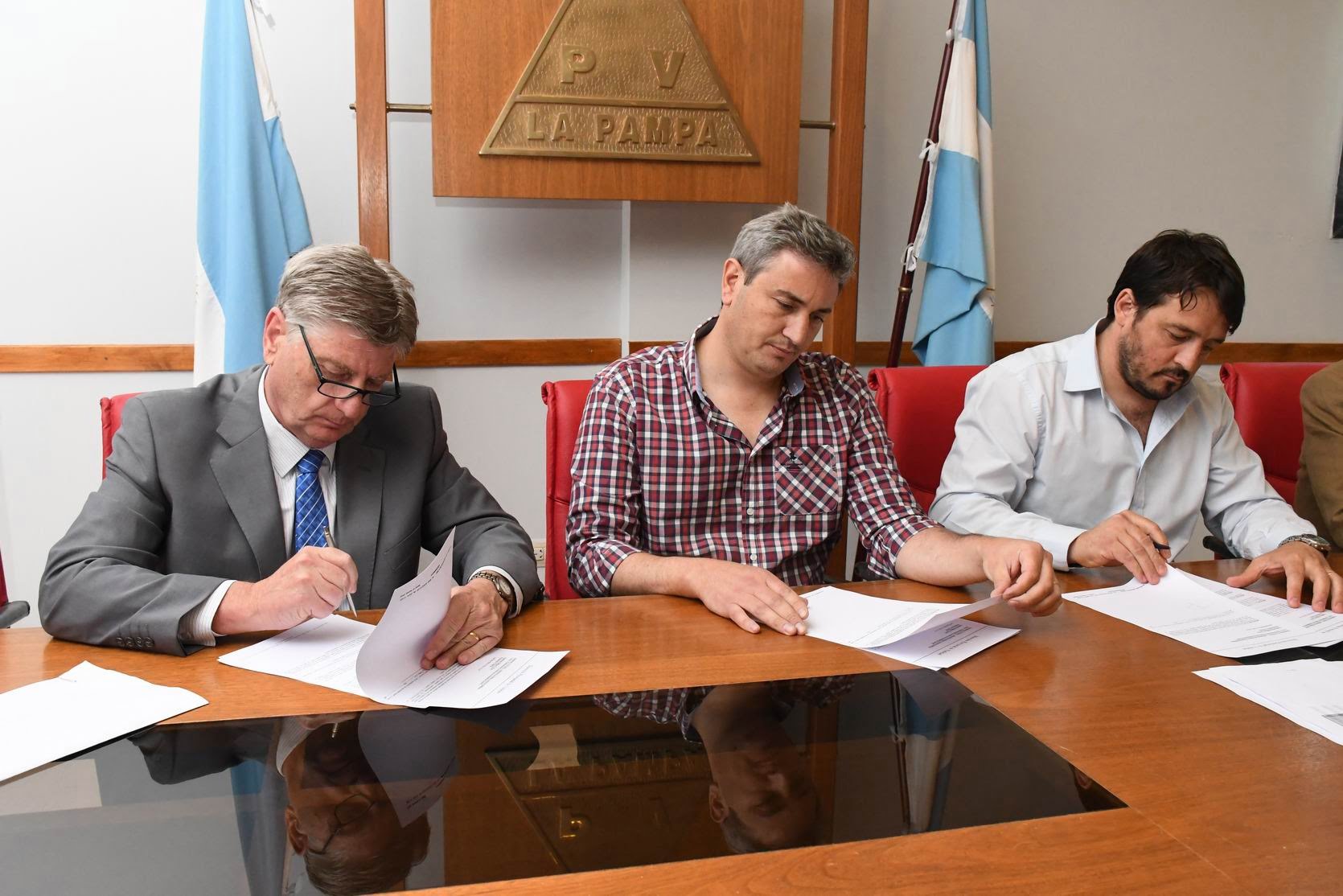 Ziliotto firmó el contrato para la pavimentación urbana en Trenel: “Llevamos calidad de vida a todos los rincones de la Provincia”