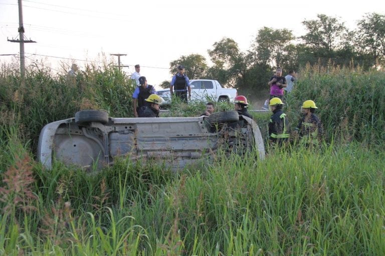 Volcó un auto en la Ruta 4 llegando a la rotonda de General Pico: Una mujer fue hospitalizada