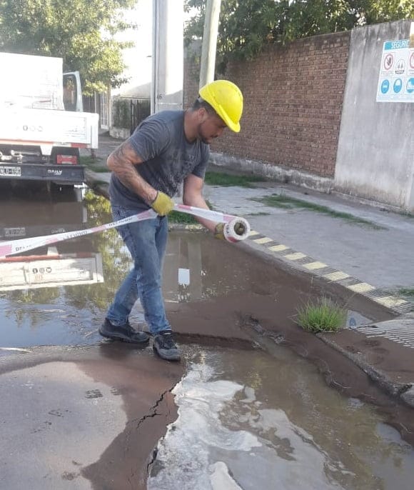 URGENTE: Se rompió una cañería de impulsión cloacal en calle 29 esquina 28