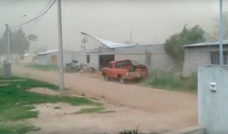 Impresionante: Mirá cómo el fuerte viento se llevó un techo completo en una localidad cercana a La Pampa