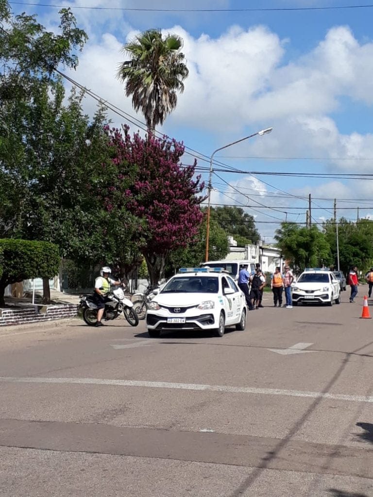 Demoraron a conductor que amenazó con un cuchillo a personal policial y agentes de tránsito