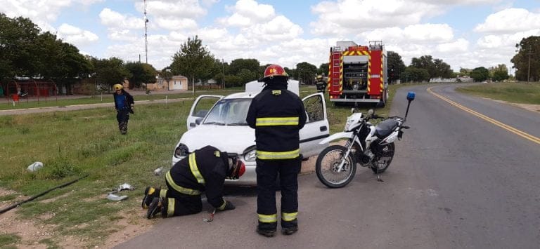 Choque y principio de incendio en el ingreso a Barrio Federal