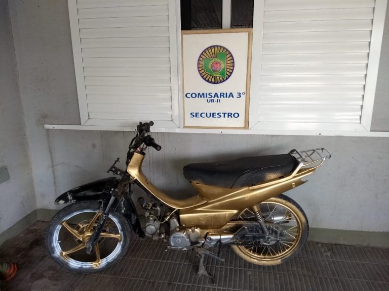 Personal de Comisaría Tercera recuperó una moto y demoró a dos menores de edad