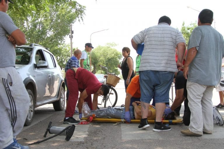 Mujer resultó con una presunta fractura en un accidente ocurrido a metros del Colegio Educadores Pampeanos