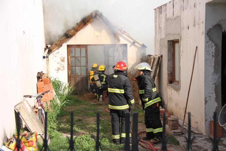 Se incendió un quincho con techo de paja en calle 11 bis