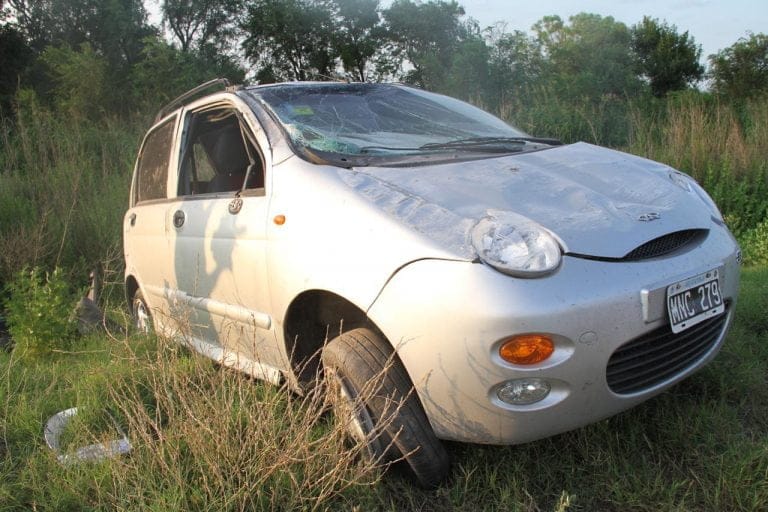 Un auto volcó en la Ruta 1 a tres kilómetros de General Pico