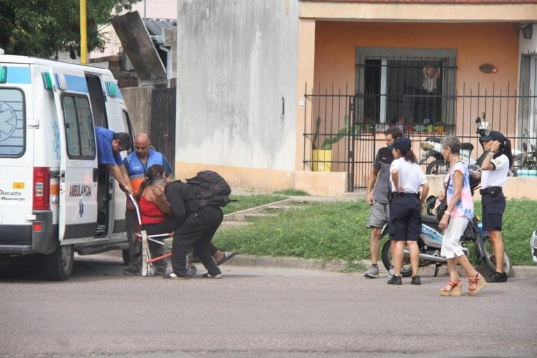 Una mujer se cayó de su moto y fue trasladada al hospital