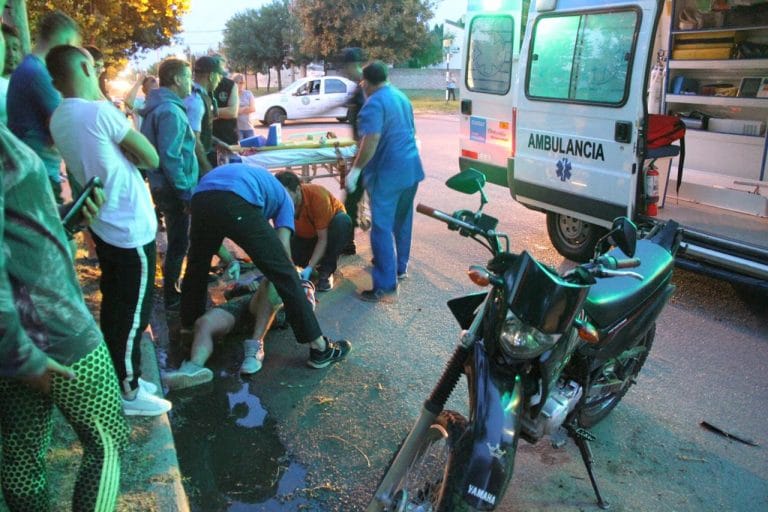 Grave accidente entre un auto y una moto: Un hombre fue hospitalizado con aparente fractura en la pierna