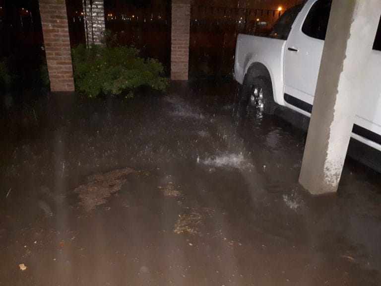 «Un desastre la 107 y la 300, de terror» aseguró una vecina que tiene 10cm de agua en el interior de su vivienda