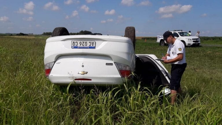 Dos mujeres y una niña lesionadas tras volcar un auto entre Embajador Martini y Realicó