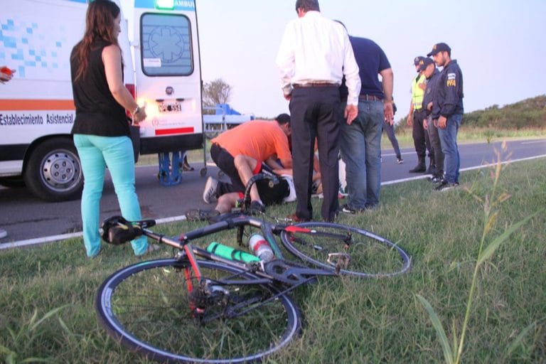Encontraron a un ciclista tirado en la Ruta a 11 km de General Pico: El SEM lo traslada al Hospital Gobernador Centeno