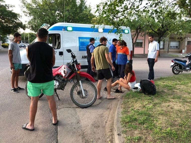 Advirtió la presencia de un auto, quiso frenar y se cayeron de la moto: Un hombre y una mujer fueron hospitalizados