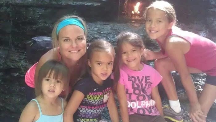 ¡Un acto de amor ejemplar!: Una mujer adoptó a las cuatro hijas de su amiga que murió de cáncer cerebral