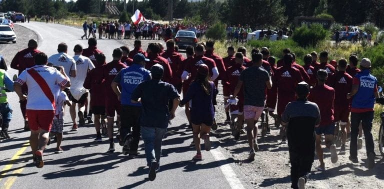 El plantel de River salió a trotar por la Ruta y los hinchas, entre los que había pampeanos, acompañaron a sus ídolos