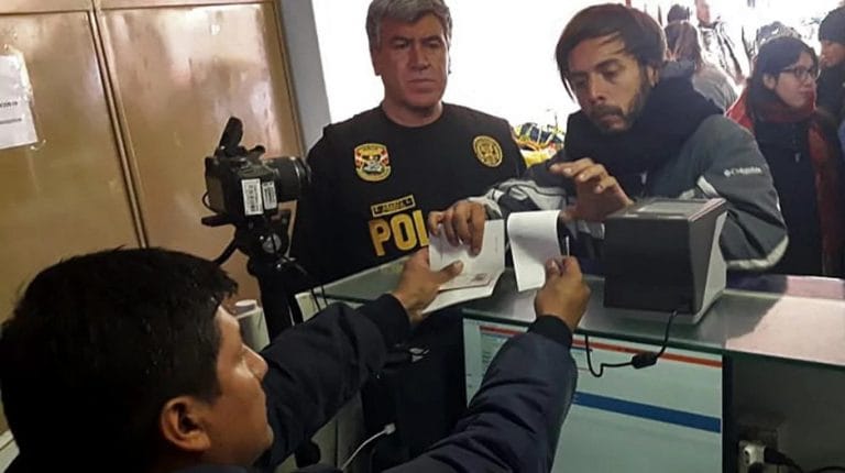Perú expulsó a los turistas argentinos que dañaron un templo en Machu Picchu