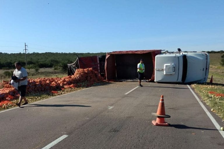 Camionero de General Pico volcó un camión y acoplado cargado con cebollas