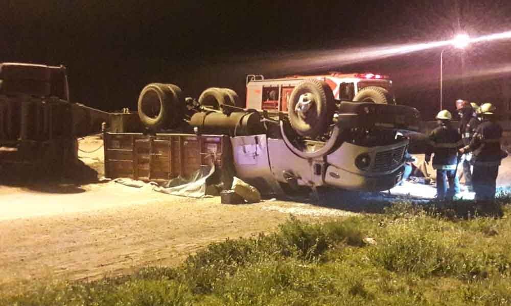 Un camionero pampeano se quedó sin frenos y volcó su camión cargado con trigo en Bahía Blanca