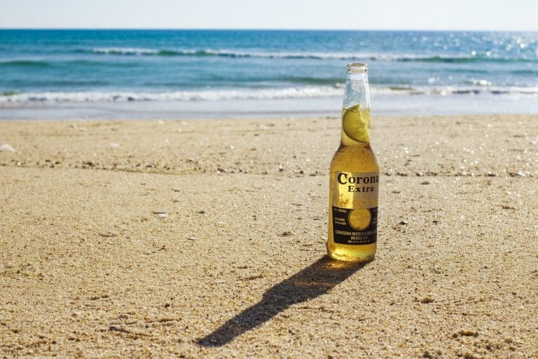 Desconexión por cerveza: la inusual propuesta en Mar del Plata para combatir la dependencia del celular