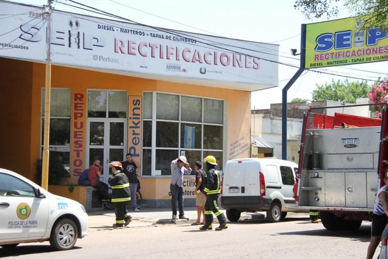 Principio de incendio en taller mecánico fue controlado rápidamente