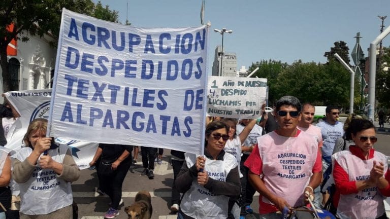 Ex empleados de Alpargatas marchan por trabajo y ayuda social