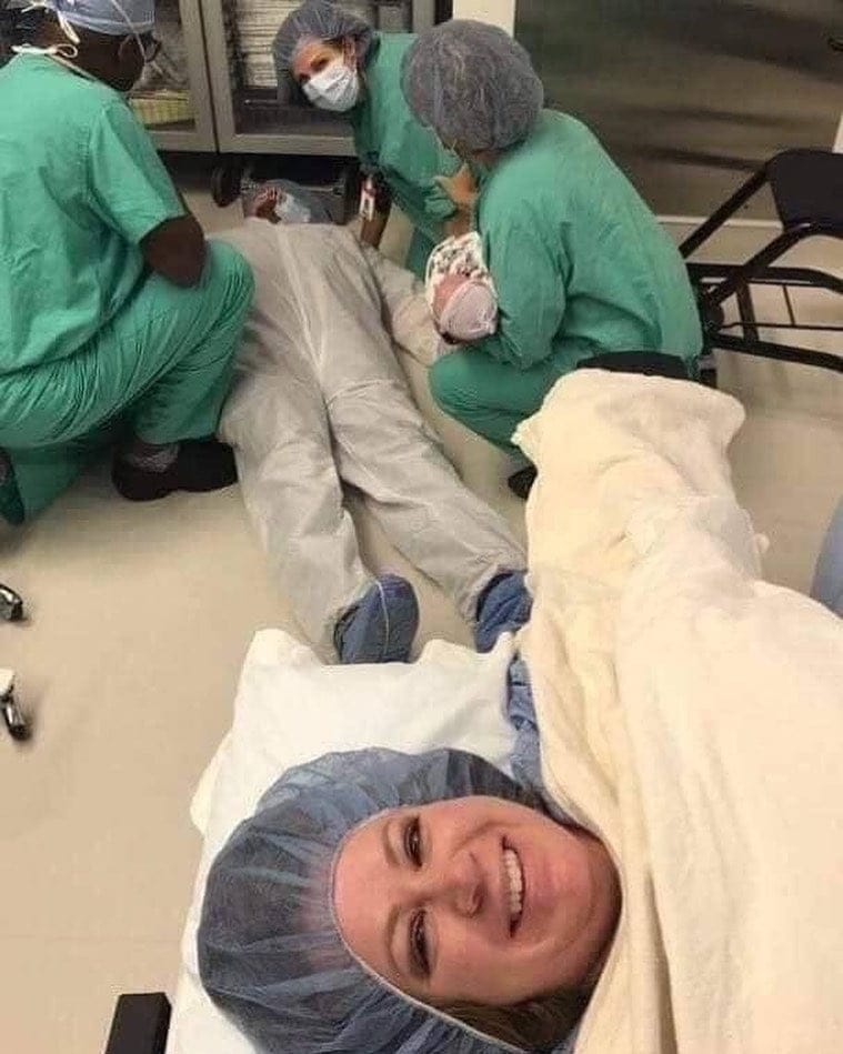 Tuvo un bebé y se sacó una selfie con su marido desmayado en la sala de parto y se hizo viral