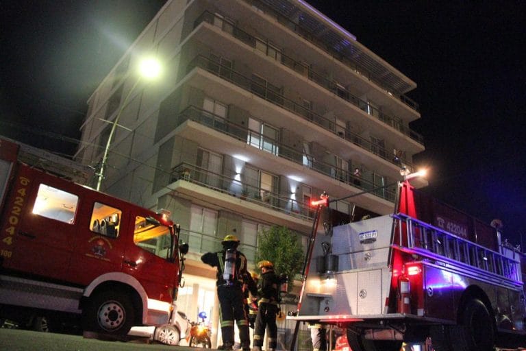 Dos dotaciones de Bomberos Voluntarios trabajan en un principio de incendio en el edificio de CICAR