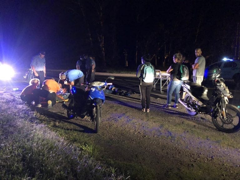 Una pareja en moto chocó un perro en plena ruta