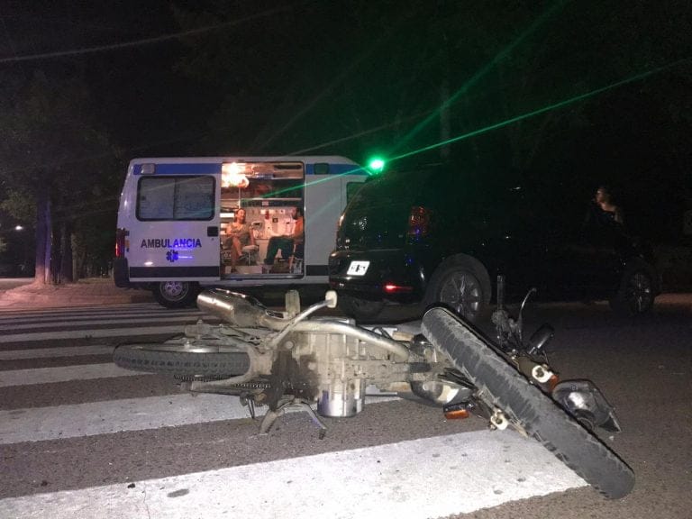 Choque entre moto y auto deja tres personas hospitalizadas