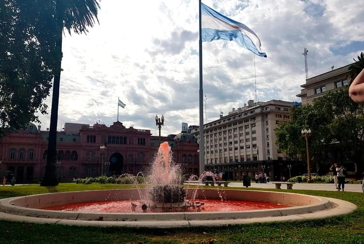 Tiñeron de rojo el agua de dos fuentes de Plaza de Mayo en homenaje al fiscal Alberto Nisman