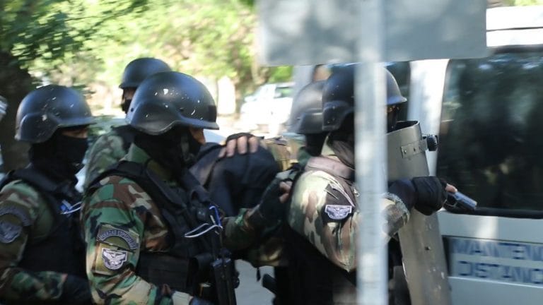 Violento arrebato: Golpearon a una mujer y se llevaron su cartera con documentación y dinero en efectivo