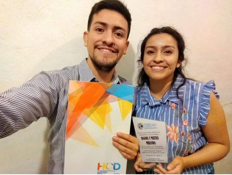 Dos hermanos reciclan hojas de diario para hacer lápices de papel a bajo costo y darán charlas explicativas en escuelas de La Pampa