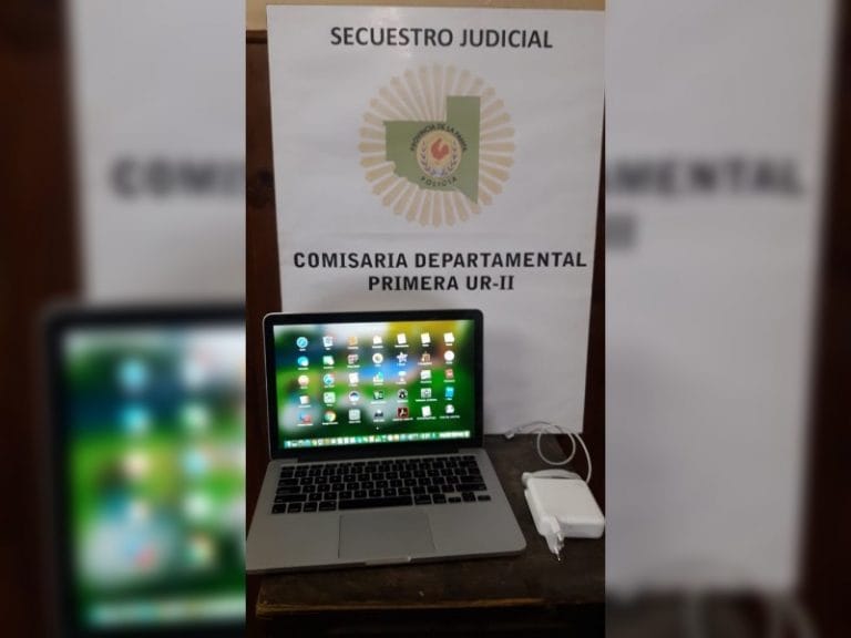 Hurtó una costosa computadora y al verse acorralado por la policía la abandonó en la vía pública