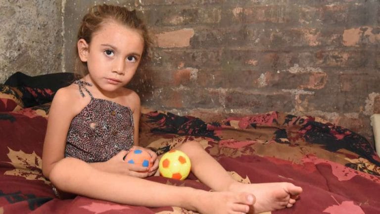 Una luchadora de 4 años en Mendoza: quiere jugar pero necesita una silla de ruedas